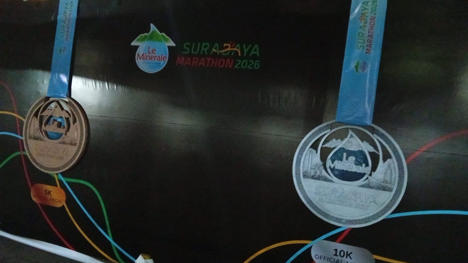 Le Minerale Surabaya Marathon 2026 sukses diselenggarakan pada Minggu, 2 Agustus 2026, berlokasi di Parkir Timur Plaza Surabaya (Gedung Plaza Surabaya, Jl. Pemuda No.25). Acara lari internasional yang diinisiasi oleh APPBI Jawa Timur ini mempertandingkan kategori Full Marathon (42K), Half Marathon (21K), 10K, dan 5K